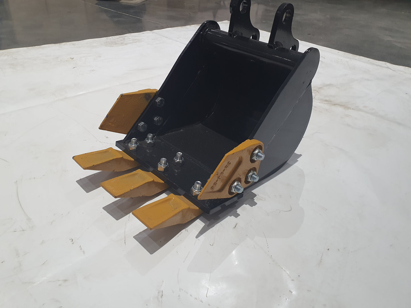 16" Bucket With Teeth For AGT Mini Excavators AGT-12EX-WD16