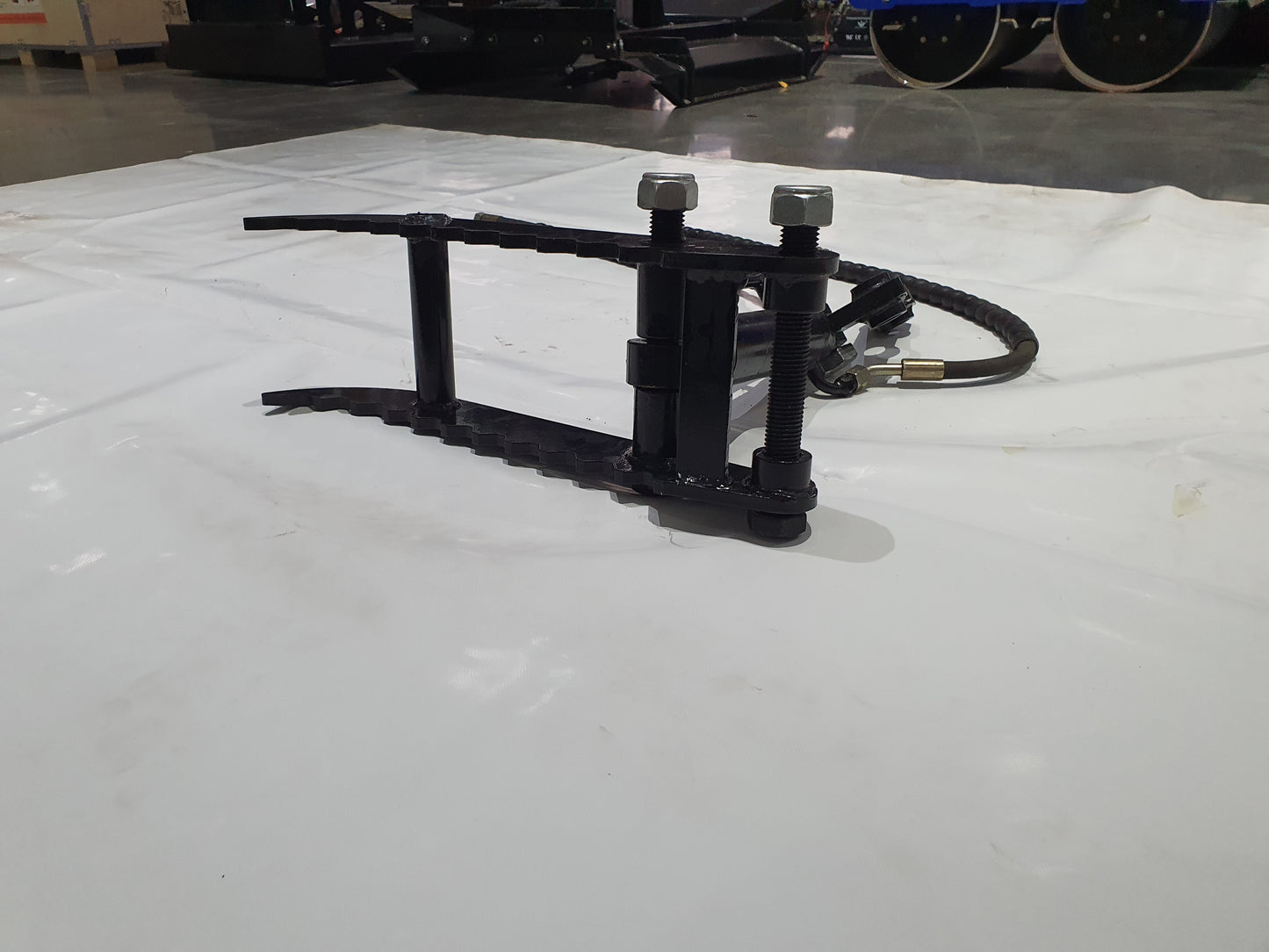 AGT Brand New Hydraulic Backhoe Thumb For 1-2 Ton Mini Excavator | 12EX-HYMZJII