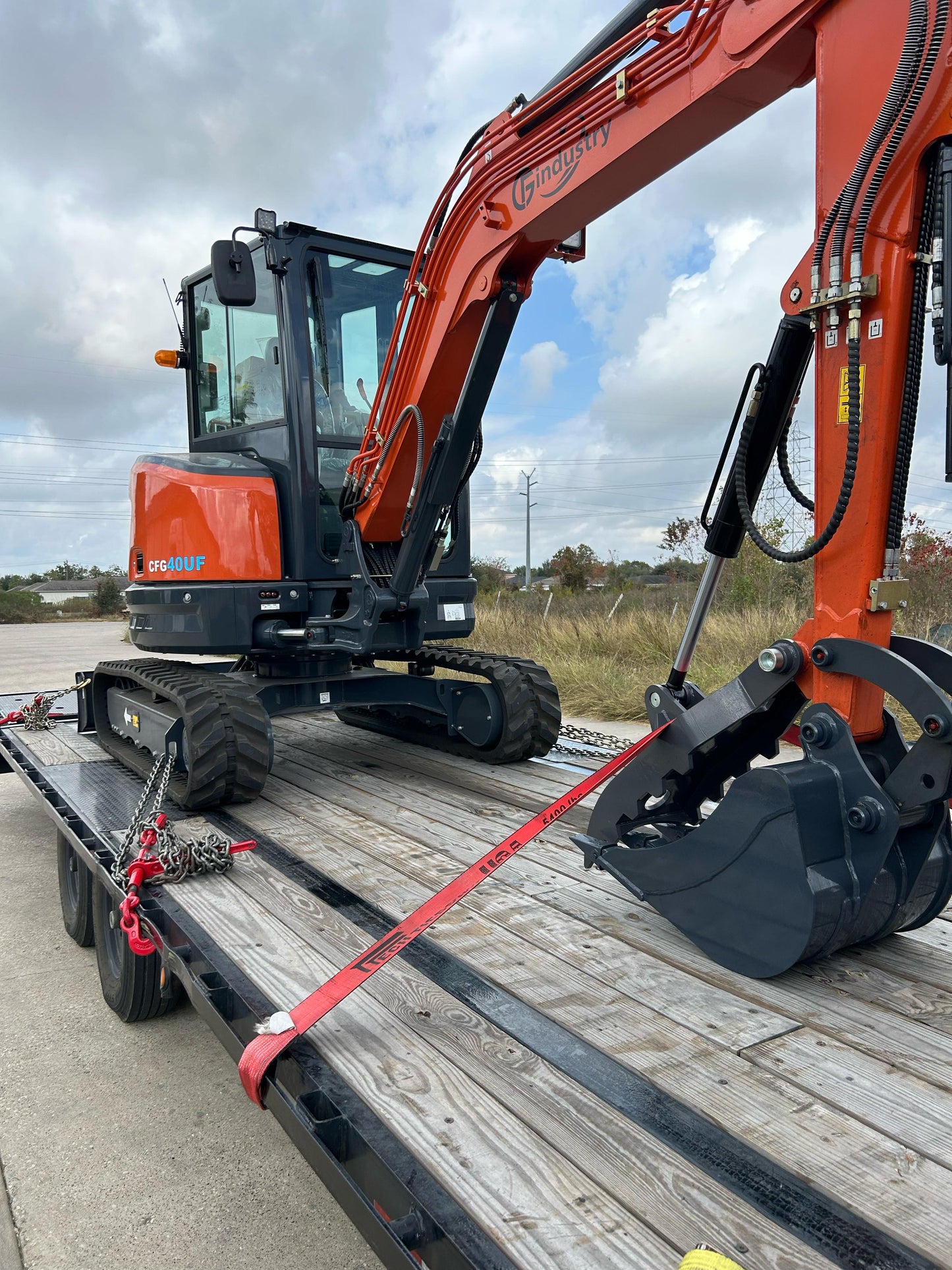 4 Ton Mini Excavator with Kubota Diesel Engine, Cabin/Canopy, Hydraulic Thumb | CFG-40UF