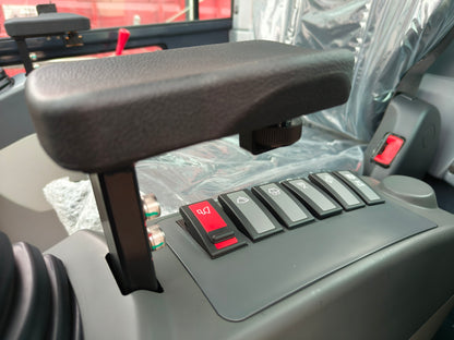 3.5 TON KUBOTA DIESEL ENGINE MINI EXCAVATOR W/ HYDRAULIC THUMB CFG35UF