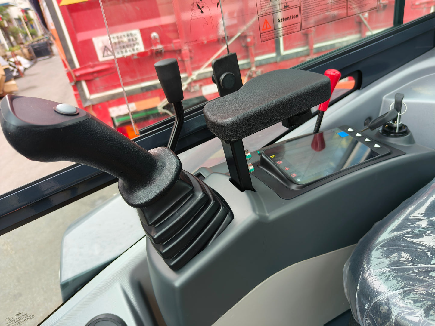 3.5 TON KUBOTA DIESEL ENGINE MINI EXCAVATOR W/ HYDRAULIC THUMB CFG35UF