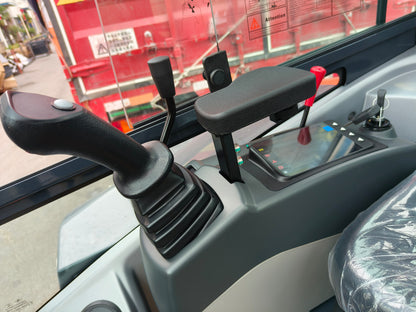 3.5 TON KUBOTA DIESEL ENGINE MINI EXCAVATOR W/ HYDRAULIC THUMB CFG35UF