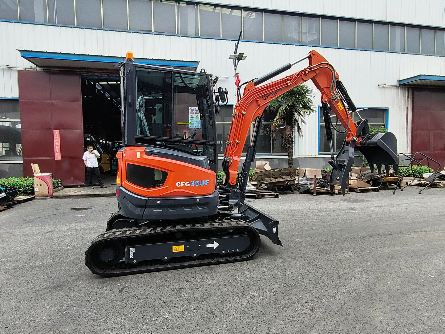 3.5 TON KUBOTA DIESEL ENGINE MINI EXCAVATOR W/ HYDRAULIC THUMB CFG35UF