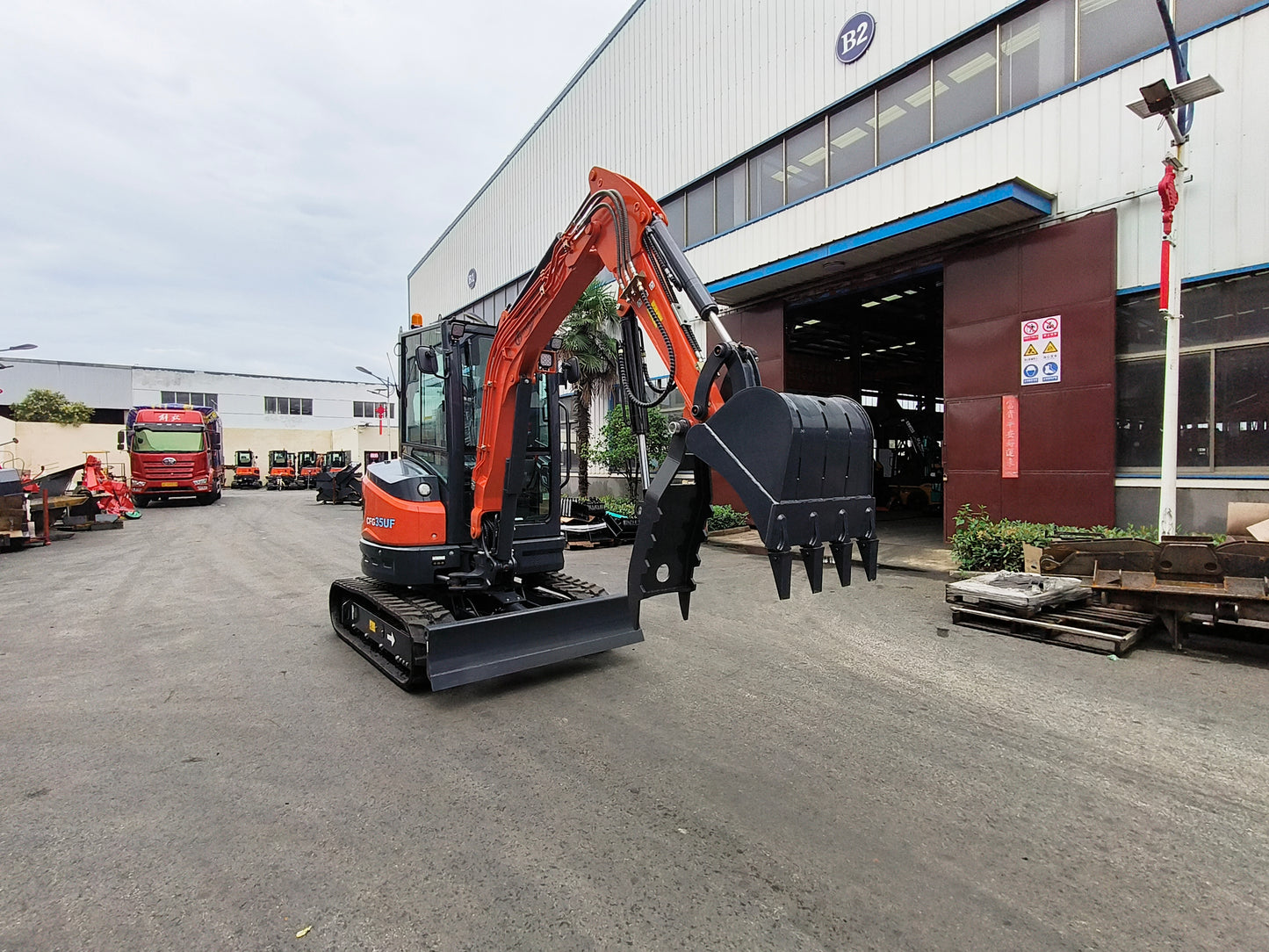 3.5 TON KUBOTA DIESEL ENGINE MINI EXCAVATOR W/ HYDRAULIC THUMB CFG35UF