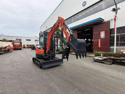 3.5 TON KUBOTA DIESEL ENGINE MINI EXCAVATOR W/ HYDRAULIC THUMB CFG35UF