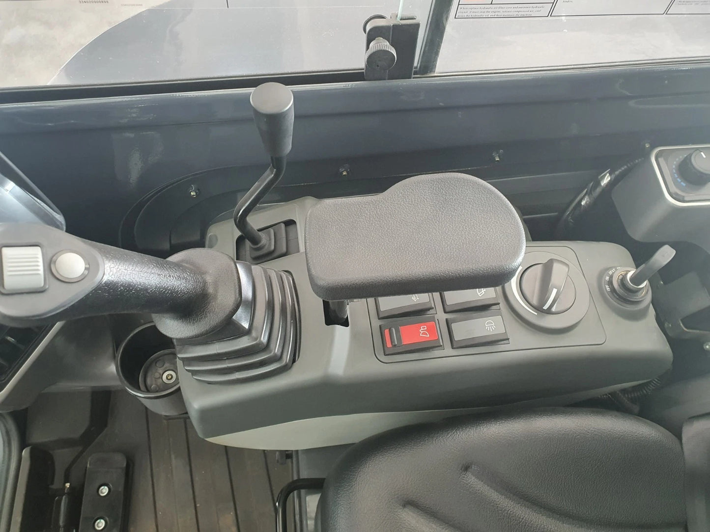 4 Ton Mini Excavator with Kubota Diesel Engine, Cabin/Canopy, Hydraulic Thumb | CFG-40UF